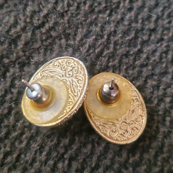 Source Unknown Gold-Tone Cameo Earrings with Cream and Peach Tones - Picture 4 of 4